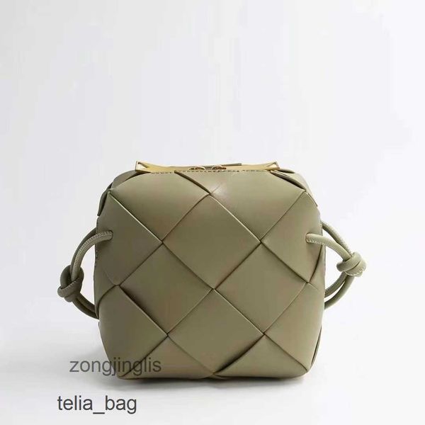 camera womven classic lady's box cassettes purse bag venetaas woven 2023 box designer bags bottegaas leather crossbody green small squa
camera womven classic lady's box cassettes purse bag venetaas woven 2023 box designer bags bottegaas leather crossbody green small squa