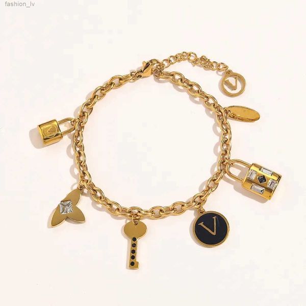 2022 new fashionable classic bracelets women bangle 18k gold plated stainless steel crystal lovers gift wristband cuff chain designer jewelr, Black
2022 new fashionable classic bracelets women bangle 18k gold plated stainless steel crystal lovers gift wristband cuff chain designer jewelr, Black