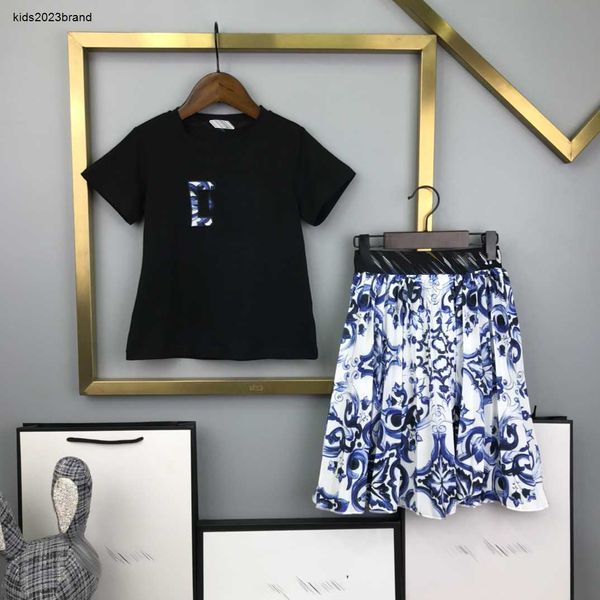 girl tracksuits designer baby dress suits size 90-150 cm 2pcs round neck short sleeves t-shirt and letter ribbon waist skirt june12, White
girl tracksuits designer baby dress suits size 90-150 cm 2pcs round neck short sleeves t-shirt and letter ribbon waist skirt june12, White