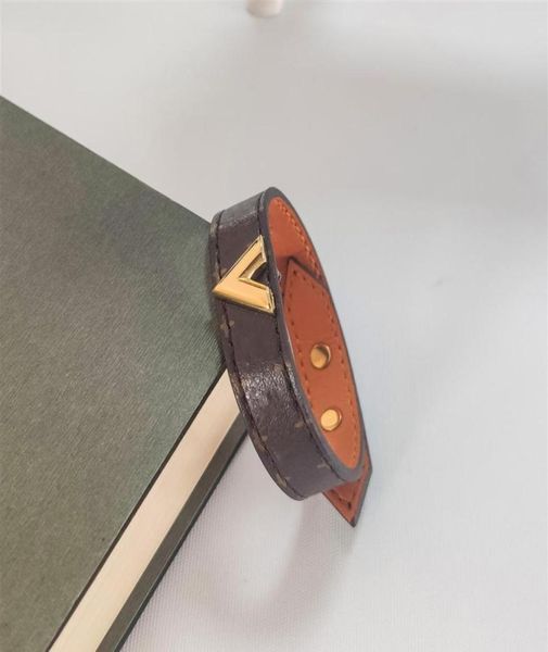 2022 designer luxury jewelry feminine leather bracelet with gold heart brand logo on a high end elegant fashion bracelet201q8907051, Golden;silver
2022 designer luxury jewelry feminine leather bracelet with gold heart brand logo on a high end elegant fashion bracelet201q8907051, Golden;silver