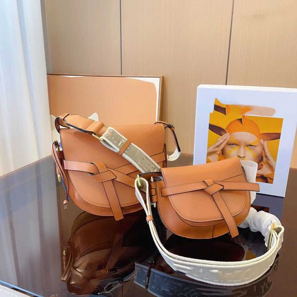 loewiesness gate women's bag saddle bag new small bow half moon one shoulder cross women's bag
loewiesness gate women's bag saddle bag new small bow half moon one shoulder cross women's bag