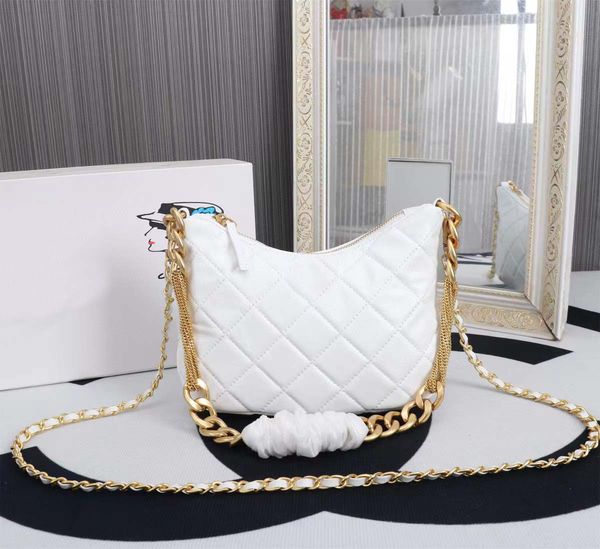 classic small hobo sheepskin underarm tassel hardware chain with chain decoration can be single shoulder.
classic small hobo sheepskin underarm tassel hardware chain with chain decoration can be single shoulder.