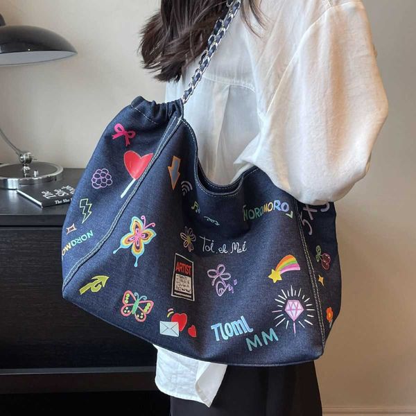 large capacity 2023 commuter handbag women's new graffiti denim one shoulder tote bag fashionable versatile underarm bag 230815
large capacity 2023 commuter handbag women's new graffiti denim one shoulder tote bag fashionable versatile underarm bag 230815