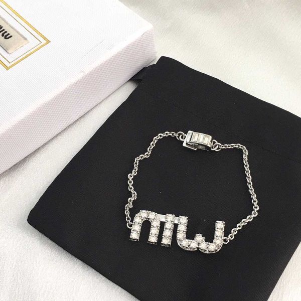 brand designer miumiu fashion bracelet new letter full diamond women's advanced sense temperament sweet style valentine's day gift, Silver
brand designer miumiu fashion bracelet new letter full diamond women's advanced sense temperament sweet style valentine's day gift, Silver