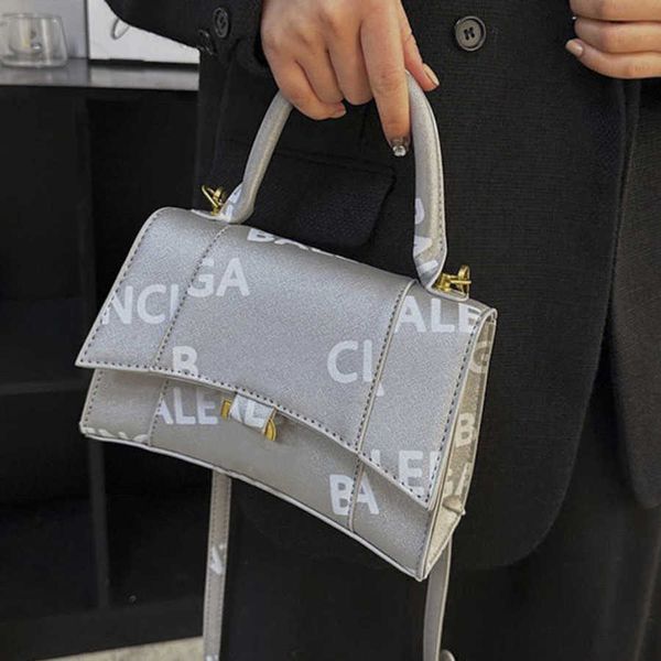 luxury fashion women's hourglass bag female mini handbags letter b brand designer totes evening bags women man casual backpack small sq, Black;red
luxury fashion women's hourglass bag female mini handbags letter b brand designer totes evening bags women man casual backpack small sq, Black;red