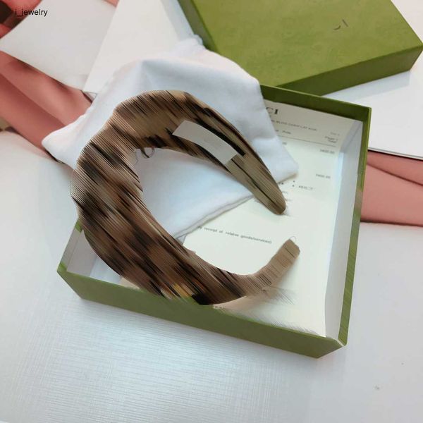 women headbands designer hair jewelry contrast metal logo hair band fashion headwear #including box, Silver
women headbands designer hair jewelry contrast metal logo hair band fashion headwear #including box, Silver