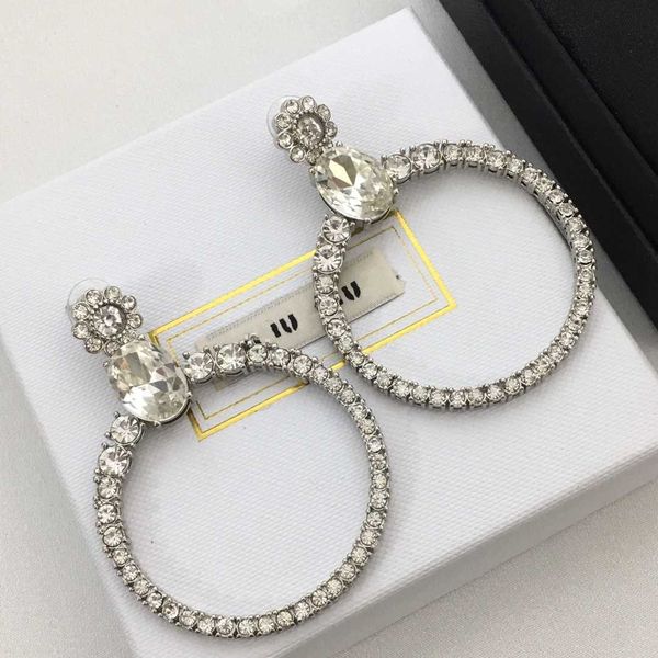 Brand Designer MiuMiu Fashion earrings new sunflower crystal full diamond flower Diamond Earrings female Valentine's Day gifts high quality Accessories Jewelry
Brand Designer MiuMiu Fashion earrings new sunflower crystal full diamond flower Diamond Earrings female Valentine's Day gifts high quality Accessories Jewelry