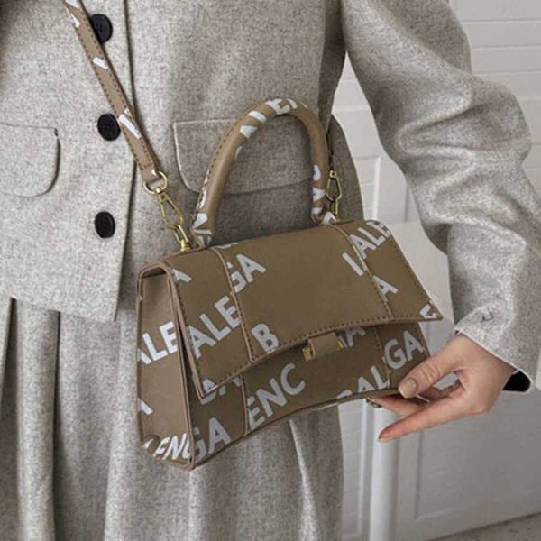 luxury classic women's hourglass bag female mini handbags letter b brand designer totes evening bags women man casual backpack small sq, Black;red
luxury classic women's hourglass bag female mini handbags letter b brand designer totes evening bags women man casual backpack small sq, Black;red