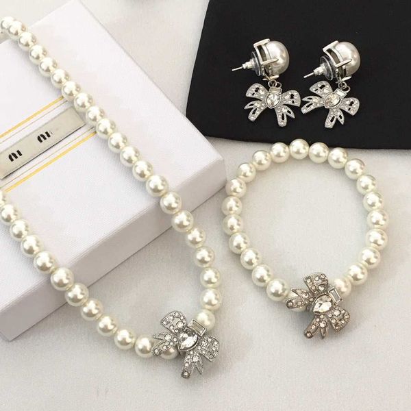 

Brand Designer MiuMiu Fashion Necklace New Bow Knot Pearl Women's Bracelet with High Quality and Temperament INS Sweet Diamond Clavicle Chain Accessories Jewelry