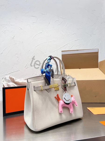 2023 designer her bag high sense luxury tote handbags summer fashion leather women's small one shoulder messeng
2023 designer her bag high sense luxury tote handbags summer fashion leather women's small one shoulder messeng