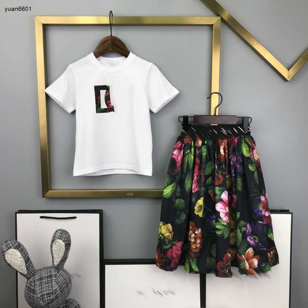 luxury fashion girl tracksuits designer baby dress suits size 90-150 cm 2pcs letter printed t-shirt and colorful floral printed skirt june12, White
luxury fashion girl tracksuits designer baby dress suits size 90-150 cm 2pcs letter printed t-shirt and colorful floral printed skirt june12, White