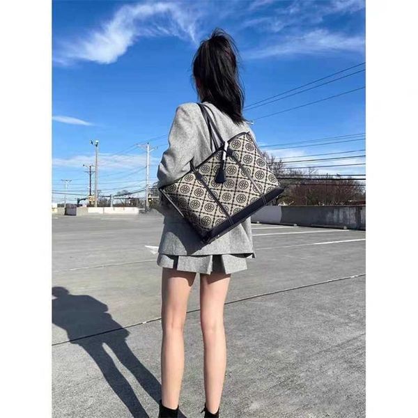 classic tb tote large capacity can be one shoulder handheld casual versatile women's{category}
classic tb tote large capacity can be one shoulder handheld casual versatile women's{category}