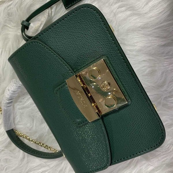 furlas designer metropolis classic small handbag fashion bag can be carried with diagonal cross dual-use bag head layer cowhide 17x8x12cm
furlas designer metropolis classic small handbag fashion bag can be carried with diagonal cross dual-use bag head layer cowhide 17x8x12cm