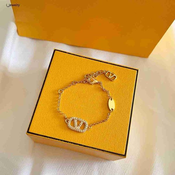 2023 women's bracelet designer luxury gold heart-shaped pearl crystal gold double v letter 925s silver jewelry classic
2023 women's bracelet designer luxury gold heart-shaped pearl crystal gold double v letter 925s silver jewelry classic