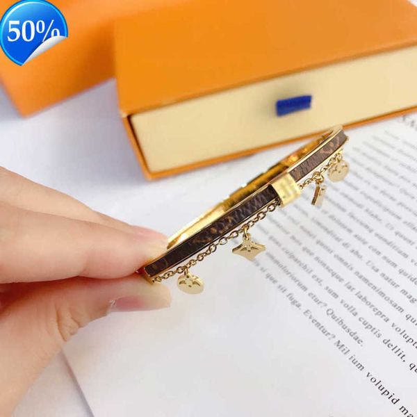 bangle 2023 new style bracelets women designer letter jewelry faux leather 18k gold plated stainless steel wristband cuff 623ess, Black
bangle 2023 new style bracelets women designer letter jewelry faux leather 18k gold plated stainless steel wristband cuff 623ess, Black