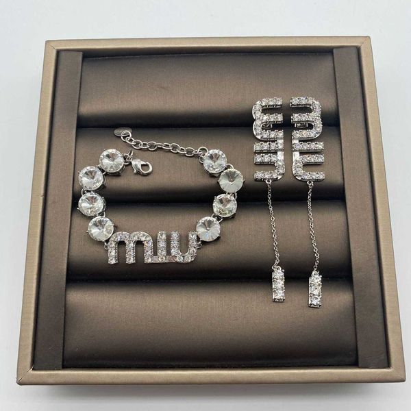 Brand Designer MiuMiu Fashion Earrings New Letter Water Diamond Full Diamond Long earrings Temperament High Edition for Women Accessories Jewelry high quality
Brand Designer MiuMiu Fashion Earrings New Letter Water Diamond Full Diamond Long earrings Temperament High Edition for Women Accessories Jewelry high quality