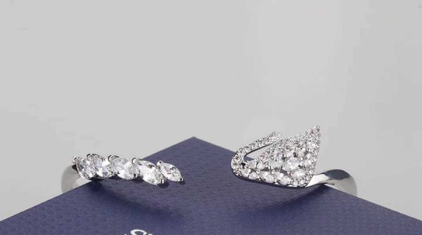 designer swarovski 2023 new stylish and elegant swan open bracelet light luxury aaa, Silver
designer swarovski 2023 new stylish and elegant swan open bracelet light luxury aaa, Silver