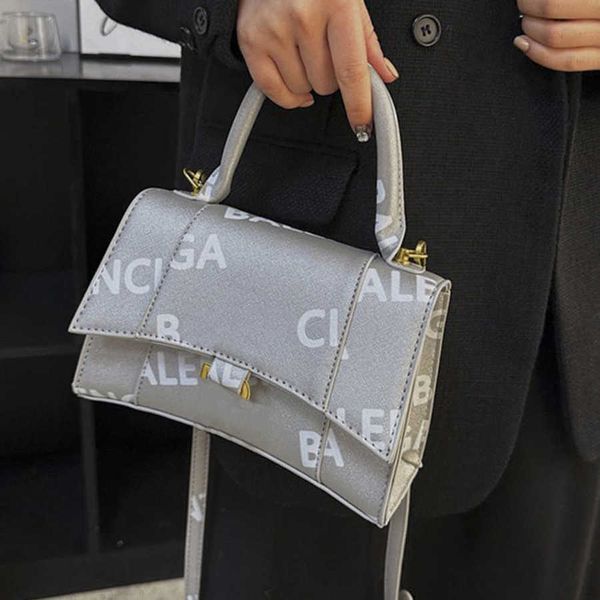 fashion luxury women's hourglass bag female mini handbags letter b brand designer totes evening bags women man casual backpack small sq
fashion luxury women's hourglass bag female mini handbags letter b brand designer totes evening bags women man casual backpack small sq