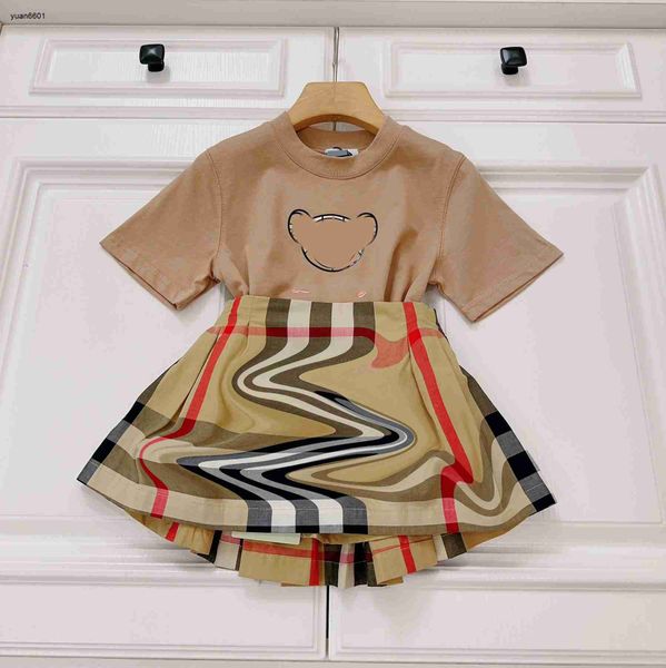 luxury designer baby clothes designer tracksuits girl dress size 100-160 cm 2pcs cartoon animal print t-shirt and plaid pleated skirt june24, White
luxury designer baby clothes designer tracksuits girl dress size 100-160 cm 2pcs cartoon animal print t-shirt and plaid pleated skirt june24, White