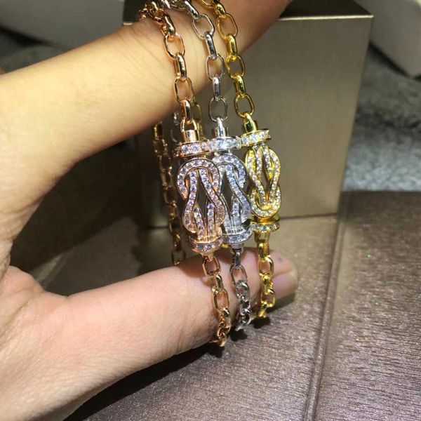 designer bracelet luxury v gold horseshoe buckle full set zircon bracelet fashion gold plated small luxury handjewelry for women, Golden;silver
designer bracelet luxury v gold horseshoe buckle full set zircon bracelet fashion gold plated small luxury handjewelry for women, Golden;silver