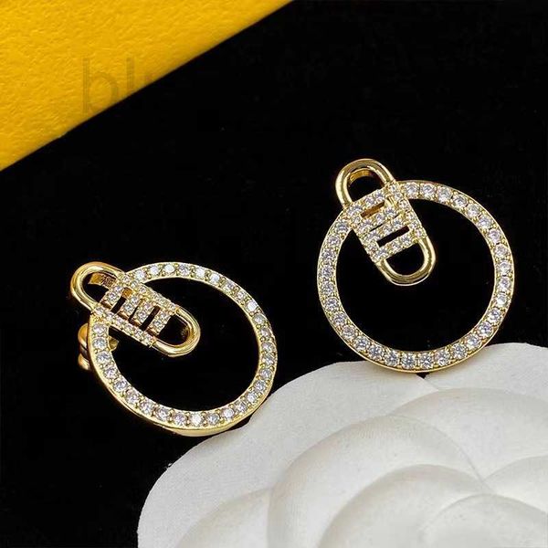 charm designer 23 fenjia's new f-letter shaped niche design with diamond inlay, super immortal, simple circular earrings, versatile and, Golden
charm designer 23 fenjia's new f-letter shaped niche design with diamond inlay, super immortal, simple circular earrings, versatile and, Golden