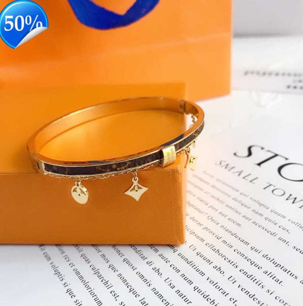 bangle new style bracelets women designer letter jewelry faux leather 18k gold plated stainless steel wristband cuff fashion accessories 956, Black
bangle new style bracelets women designer letter jewelry faux leather 18k gold plated stainless steel wristband cuff fashion accessories 956, Black