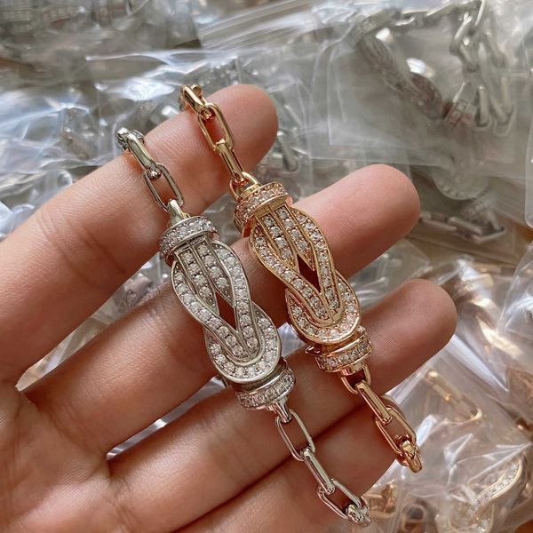 designer bracelet luxury v-gold horseshoe buckle bracelet with buckle and diamond inlay fashionable and versatile, Golden;silver
designer bracelet luxury v-gold horseshoe buckle bracelet with buckle and diamond inlay fashionable and versatile, Golden;silver