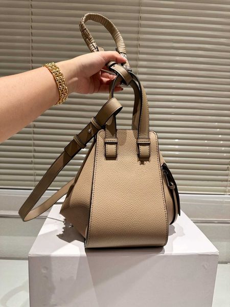 2023 crossbody bag tote bags lowe brand leather woven handheld checkerboard bag fashion multi-functional women's single shoulder messen
2023 crossbody bag tote bags lowe brand leather woven handheld checkerboard bag fashion multi-functional women's single shoulder messen