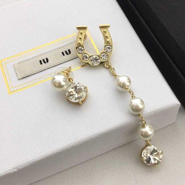 

Brand Designer MiuMiu Fashion Earrings New U-Letter Pearl Horseshoe Buckles Premium AB Earrings with Diamonds Long Asymmetric Earrings Accessories Jewelry