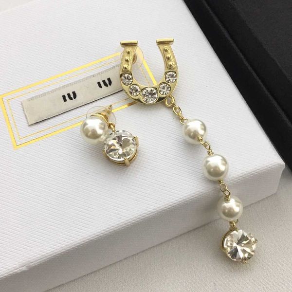 brand designer miumiu fashion earrings new u-letter pearl horseshoe buckles premium ab earrings with diamonds long asymmetric earrings acces, Golden
brand designer miumiu fashion earrings new u-letter pearl horseshoe buckles premium ab earrings with diamonds long asymmetric earrings acces, Golden