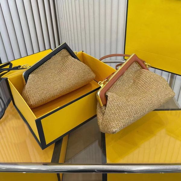 2023 new f home, unique metal logo, clip bag, fairy bag, workmanship shoulder strap straw woven ladies' versatile one shoulder crossbod
2023 new f home, unique metal logo, clip bag, fairy bag, workmanship shoulder strap straw woven ladies' versatile one shoulder crossbod