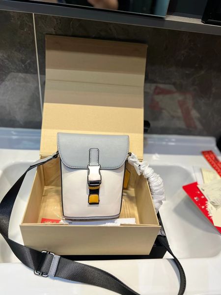2023 new fashion luxury design mini phone bag classic versatile crossbody bag size 13 * 5 * 19
2023 new fashion luxury design mini phone bag classic versatile crossbody bag size 13 * 5 * 19