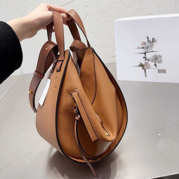 fashion designer bag women's totes handbags lychee patterned cowhide hammocks new lowe shoulder strap crossbody large capacity commutin
fashion designer bag women's totes handbags lychee patterned cowhide hammocks new lowe shoulder strap crossbody large capacity commutin