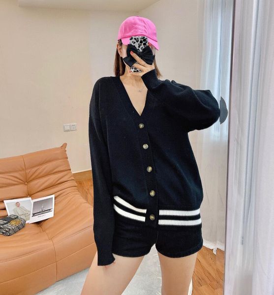 autumn winter fashion ladies sweater cardigan designer v-neck high-end luxury sweatshirt comfortable harajuku personality button cape coat, White;black
autumn winter fashion ladies sweater cardigan designer v-neck high-end luxury sweatshirt comfortable harajuku personality button cape coat, White;black