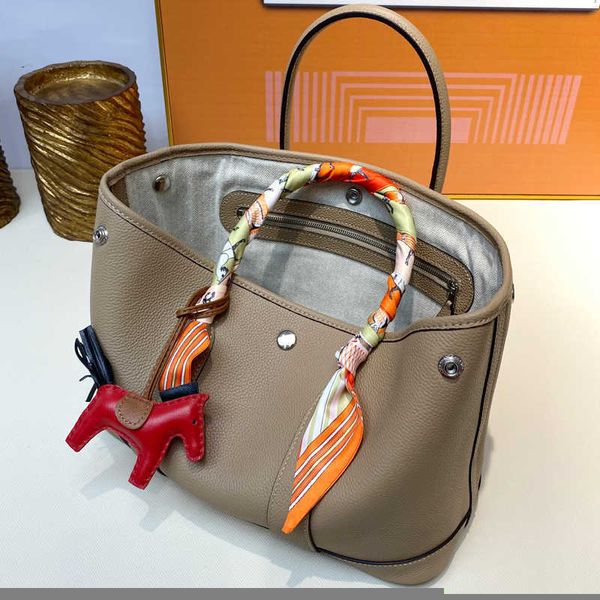 totes bags genuine leather garden bag 30cm ladies portable togo soft head layer cowhide large capacity fashion versatile high-quality sense
totes bags genuine leather garden bag 30cm ladies portable togo soft head layer cowhide large capacity fashion versatile high-quality sense