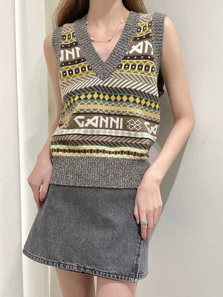 ganni 23aw women desginer vest new colored v-neck letter jacquard wool blended knitted vest for women small tank top, Black;white
ganni 23aw women desginer vest new colored v-neck letter jacquard wool blended knitted vest for women small tank top, Black;white