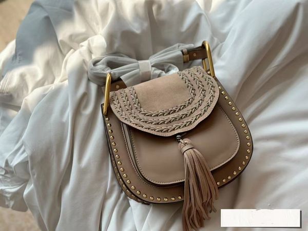 designer women's messenger handbag fashion metal leather production vintage suede tassel saddle bag classic versatile crossbody bag
designer women's messenger handbag fashion metal leather production vintage suede tassel saddle bag classic versatile crossbody bag