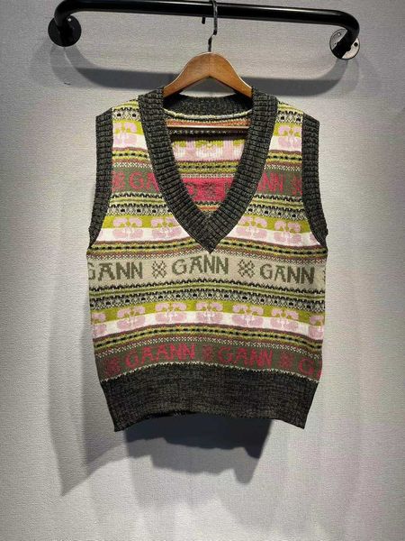 ganni 23aw women designer knitted vest new small tank wool blended letter embossed v-neck knitted vest for women, Black;white
ganni 23aw women designer knitted vest new small tank wool blended letter embossed v-neck knitted vest for women, Black;white