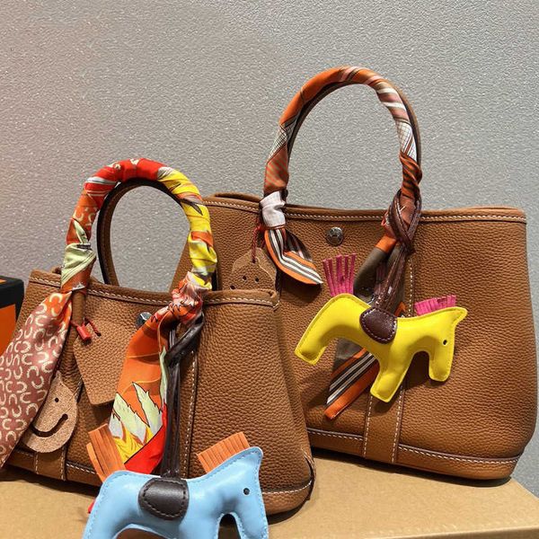 garden bag women handbag purse large capacity tote bags grain genuine leather hasp interior zip pocket ribbon decoration lady shoulder clutc
garden bag women handbag purse large capacity tote bags grain genuine leather hasp interior zip pocket ribbon decoration lady shoulder clutc
