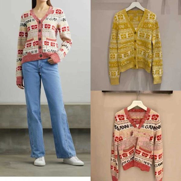 ganni 23aw women desginer fashion jacket new wool blend letter jacquard v-neck long sleeve cardigan knitted coat for women sweater, White
ganni 23aw women desginer fashion jacket new wool blend letter jacquard v-neck long sleeve cardigan knitted coat for women sweater, White
