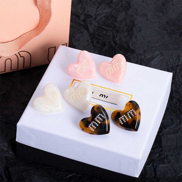 Top Designer MiuMiu Fashion Earrings New Classic Acrylic Material Micro Inlaid Pearl Letter Love with Small Design Sweet Cool Style Earrings Accessories Jewelry
Top Designer MiuMiu Fashion Earrings New Classic Acrylic Material Micro Inlaid Pearl Letter Love with Small Design Sweet Cool Style Earrings Accessories Jewelry