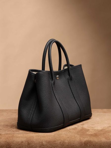shoulder shopping totes garden party lady bag fashion designer cowhide handbag high-capacity wallets leather classic retro purse
shoulder shopping totes garden party lady bag fashion designer cowhide handbag high-capacity wallets leather classic retro purse