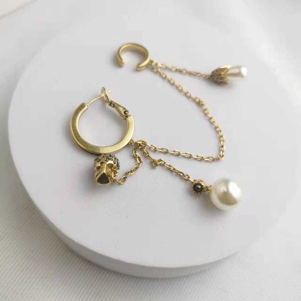 fashion designer alexander queen 22's skeleton head pearl tassel earrings for women with a and personalized diamonds earbone clip, Golden
fashion designer alexander queen 22's skeleton head pearl tassel earrings for women with a and personalized diamonds earbone clip, Golden