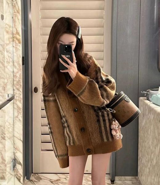 new plaid sweater jacket women's v -neck loose lazy style knitted cardigan coats high grade feeling super beautiful top, White;black
new plaid sweater jacket women's v -neck loose lazy style knitted cardigan coats high grade feeling super beautiful top, White;black