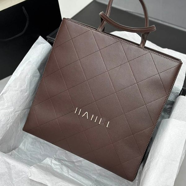 large capacity women shopping tote bag cowhide diamond lattice leather quilted vintage luxury handbag outdoor classic shoulder bag suitcase
large capacity women shopping tote bag cowhide diamond lattice leather quilted vintage luxury handbag outdoor classic shoulder bag suitcase