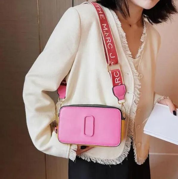 retail designer women bags new 2023 contrast color small square bag trend letter single shoulder messenger bag 20-12-7cm, Red;black
retail designer women bags new 2023 contrast color small square bag trend letter single shoulder messenger bag 20-12-7cm, Red;black
