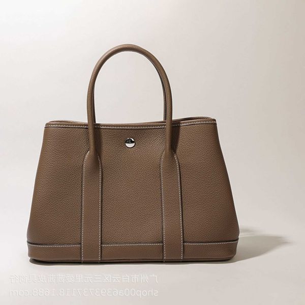 2023 authentic handbag designer garden party tote bag new leather women's single shoulder messenger versatile portable shopping bucket
2023 authentic handbag designer garden party tote bag new leather women's single shoulder messenger versatile portable shopping bucket