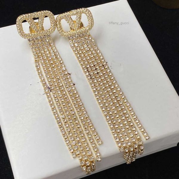 2023 earrings designer women's luxury gold double v-shaped jewelry classic wedding gift for newlyweds, Golden
2023 earrings designer women's luxury gold double v-shaped jewelry classic wedding gift for newlyweds, Golden