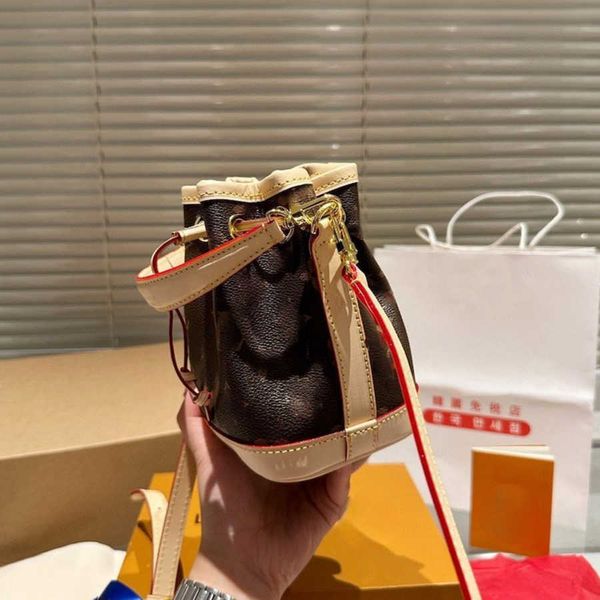 luxury classic women's handbag bucket bags small crossbody bag women mini leather messenger fashion handbags designer old flower drawst
luxury classic women's handbag bucket bags small crossbody bag women mini leather messenger fashion handbags designer old flower drawst