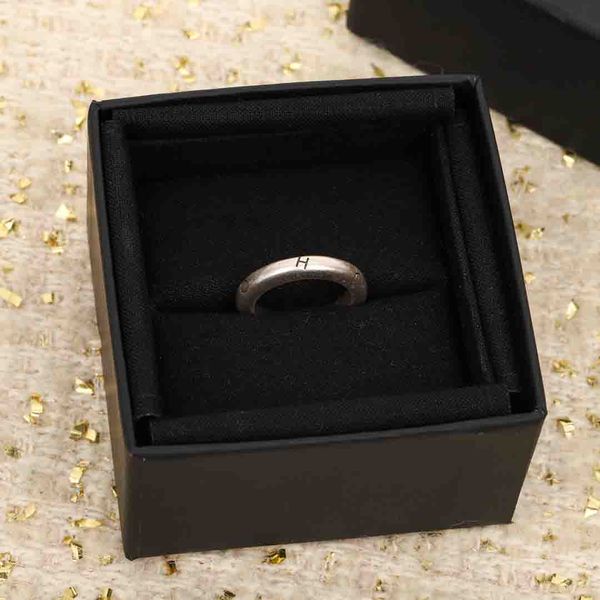 2023 luxury quality thin style charm band ring with words design in silver plated have box stamp ps7486b
2023 luxury quality thin style charm band ring with words design in silver plated have box stamp ps7486b